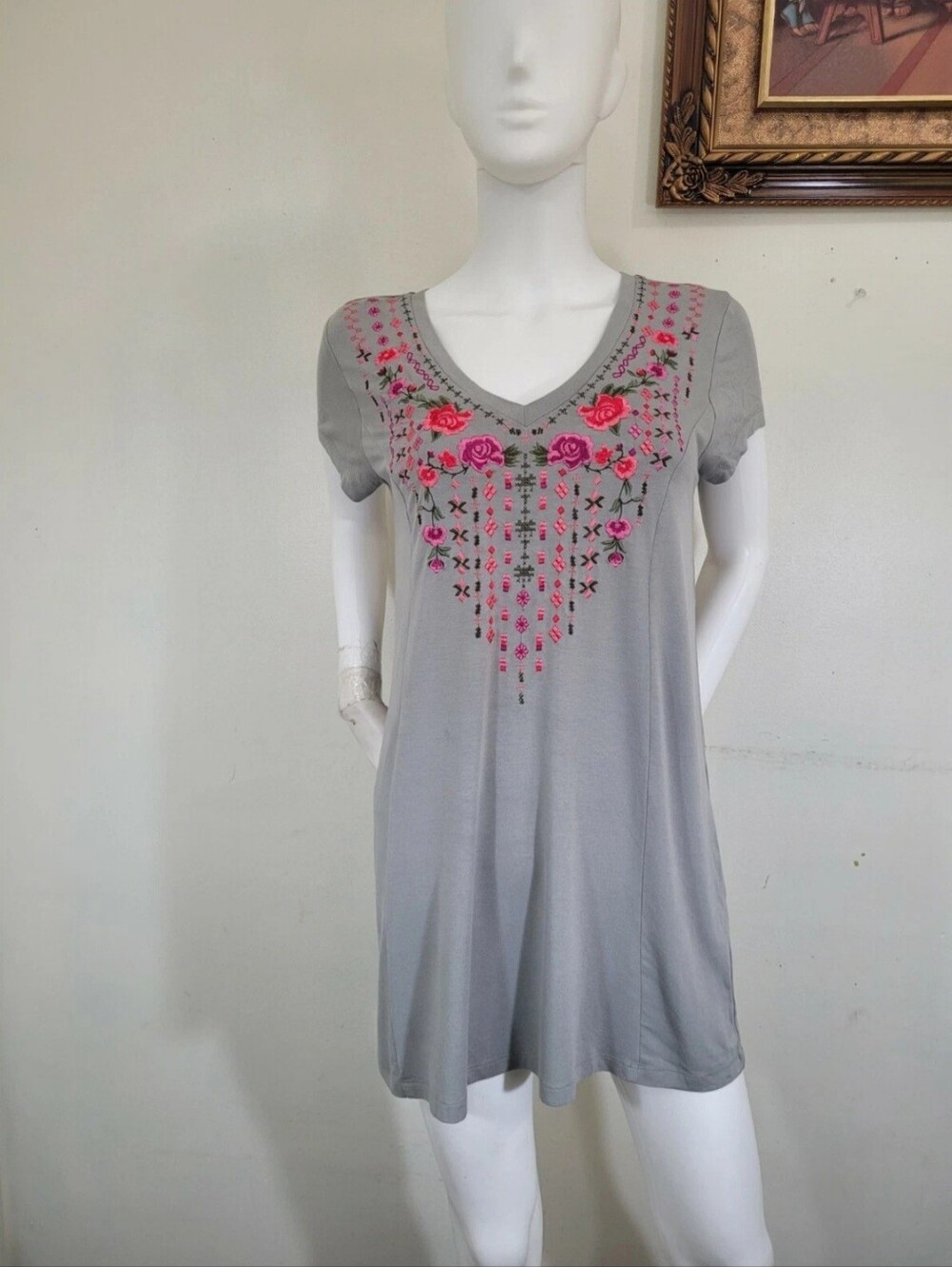 Sahalie Women’s Size L Embroidered Floral V-Neck Tunic Top Short Sleeve Size 48 - Picture 2 of 11